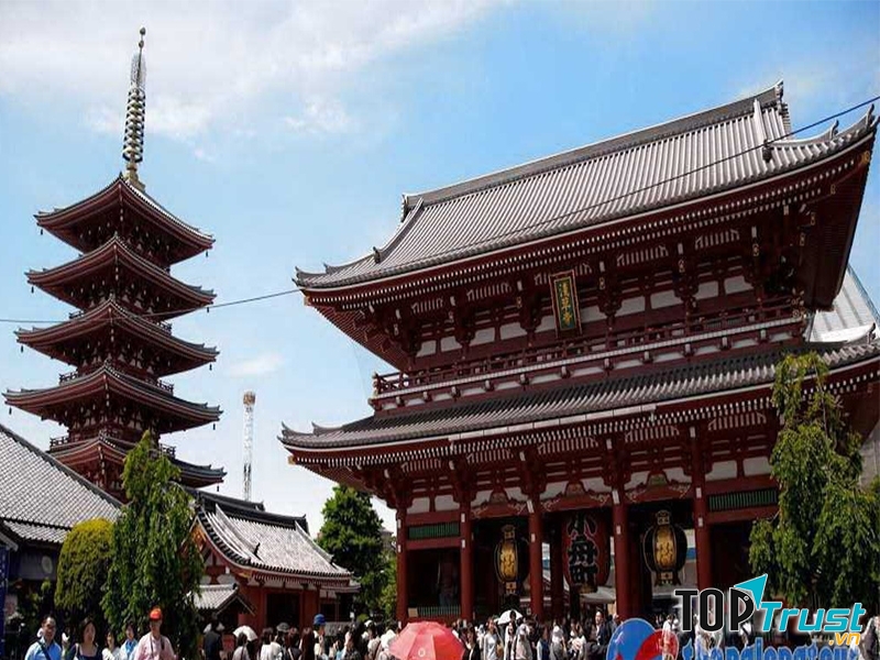 Chùa Asakusa cố kính, linh thiêng với những món quà lưu niệm độc đáo