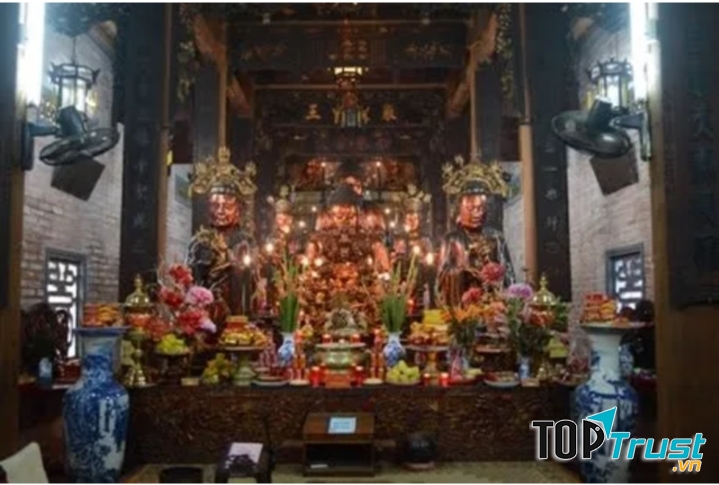 Các pho tượng quý trong chùa Bà Đá.