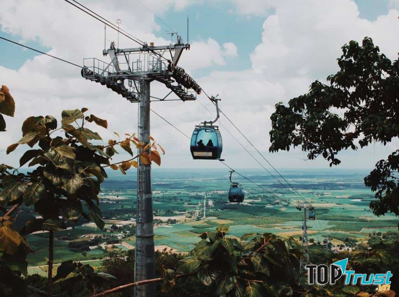 Du khách có thể lên xuống chùa bằng hệ thống cáp treo dài hơn 1.000 m hết khoảng 10 phút, giá 85.000 đồng một lượt.