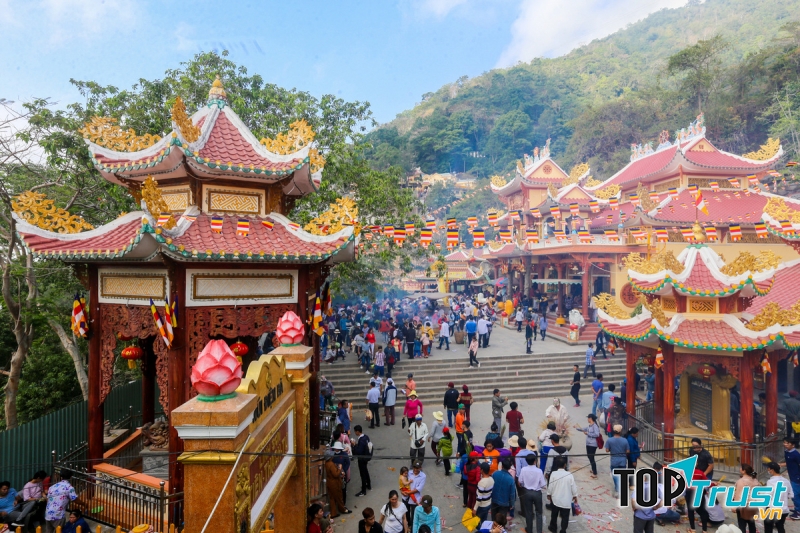 Phần lớn không gian chùa hiện nay được xây dựng, trùng tu qua nhiều năm với kiến trúc hài hòa giống các chùa cổ trong nước.