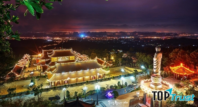 Ngôi chùa linh thiêng về đêm