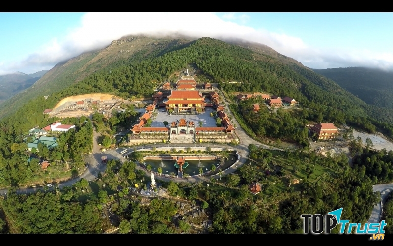 Toàn cảnh chùa Ba Vàng nhìn từ trên cao