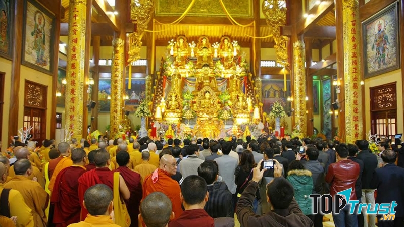 Cùng đường Tam bảo tại chùa Ba Vàng