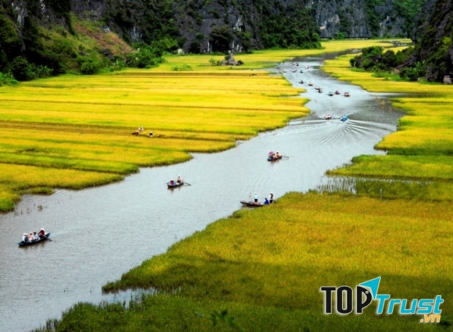 Đường vào Chùa Bích Động