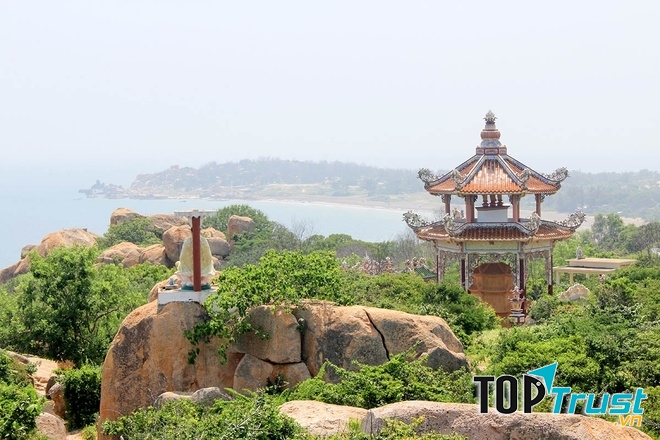 Tượng Phật và ngôi đền ngự trên bãi đá