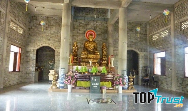 Nét kiến trúc độc đáo của ngôi chùa là được xây dựng hoàn toàn bằng đá