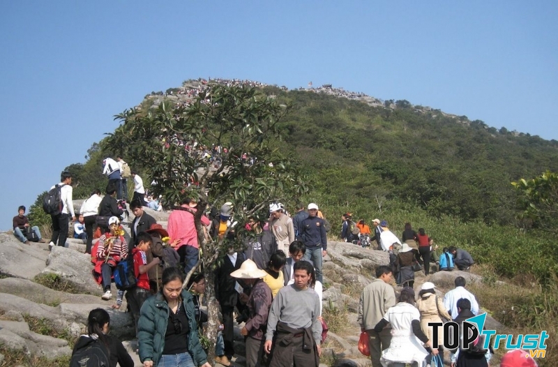 Đoàn người hành hương về Yên Tử