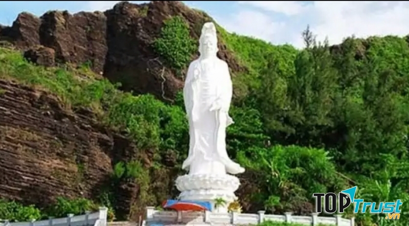 Phía trước của đài Quan Âm và Chùa Đục