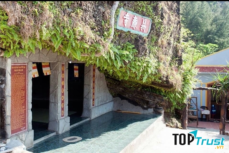 Mặt trước Chùa Đục