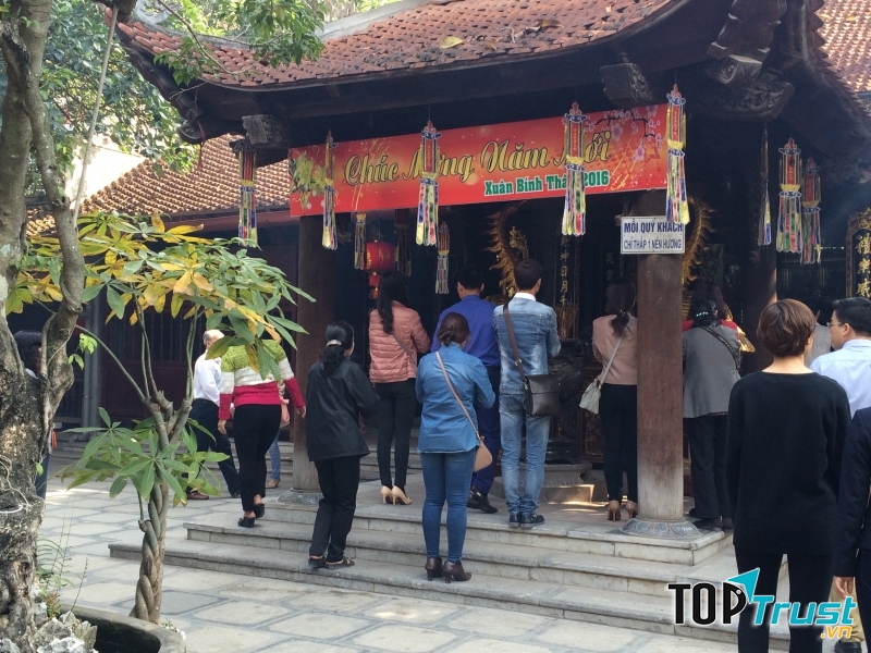 Người dân nô nức đi chùa cầu duyên, cầu may tại chùa Hà