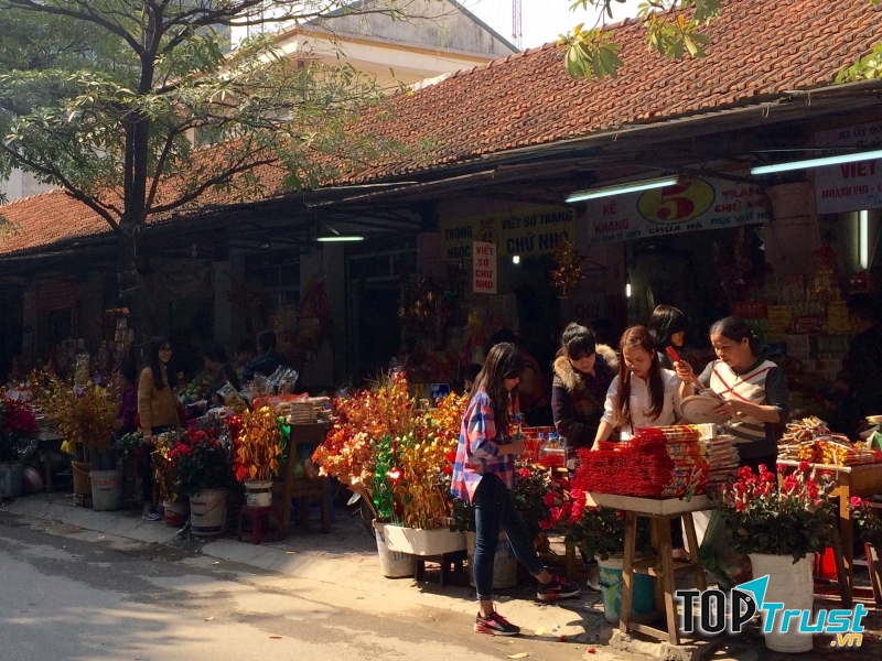 Những thiếu nữ xinh đẹp đến chùa Hà cầu nhân duyên
