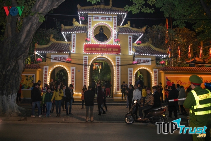 Dòng người đi lễ Chùa Hà sau giao thừa