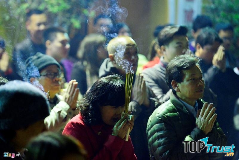 Dòng người xếp hàng chờ lễ bên trong rất đông