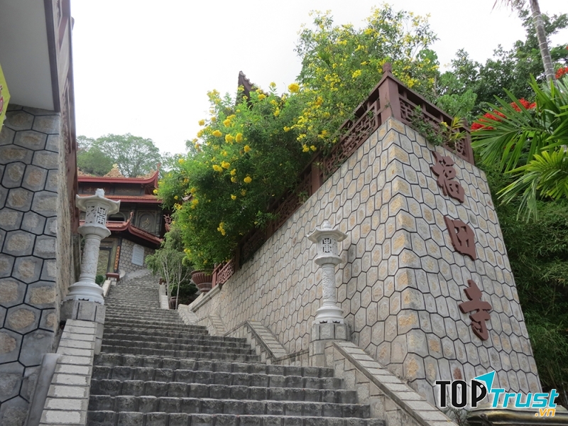 Từ chân núi đến chùa Hang du khách phải vượt qua 300 bậc thang cao.