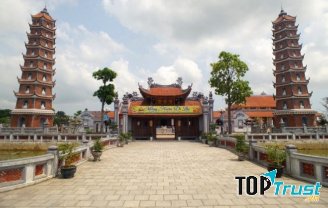 Tam quan nội của chùa Hoằng Phúc nằm sau cây cầu bắc qua hồ nước