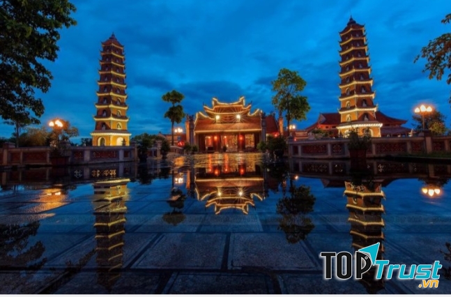 Chùa Hoằng Phúc lung linh về đêm