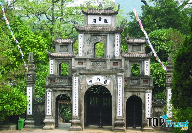 Vẻ đẹp cổ kính của chùa Hương