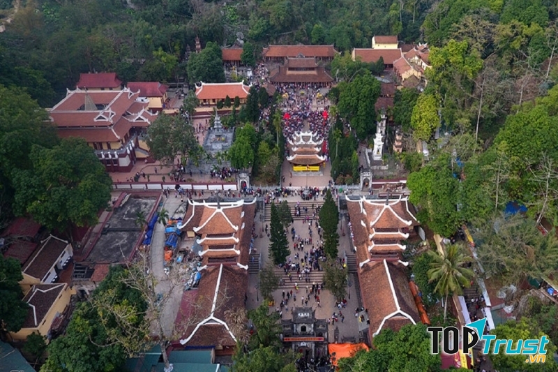 Một góc toàn cảnh từ trên cao khu du tích chùa Hương