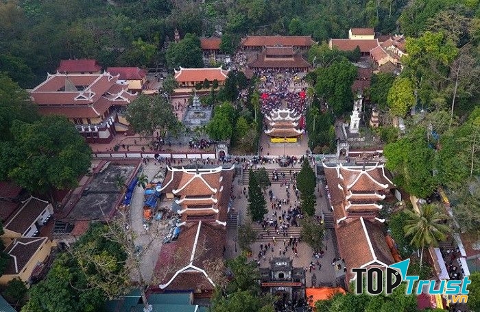 Chùa Hương nằm trong danh sách những ngôi chùa gần Hà Nội nổi tiếng nhất