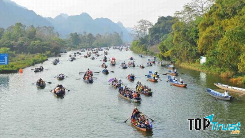 Để vào Chùa Hương bạn sẽ phải đi thuyền qua suối Yến