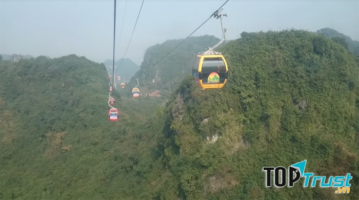 Hệ thống cáp treo tại Chùa Hương