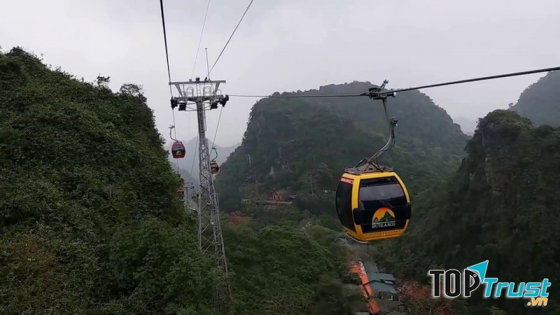Hệ thống cáp treo tại Chùa Hương