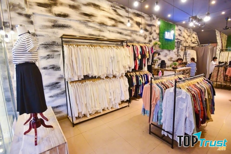 Dù là hàng thùng nhưng quần áo được giặt rất sạch sẽ, là cẩn thận và được treo theo loại rất ngăn nắp