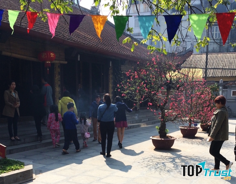 Người dân đi lễ chùa đầu năm mới