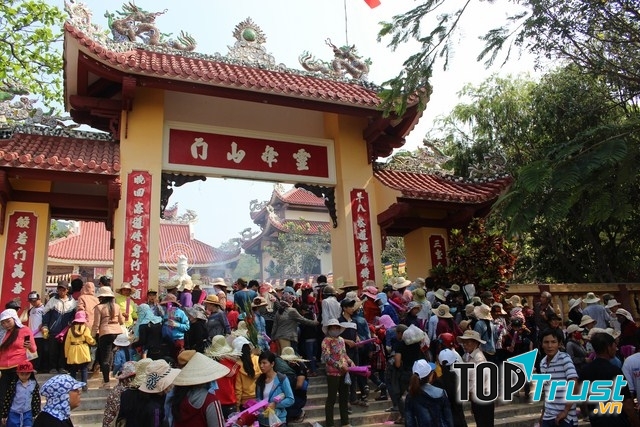 Người dân tấp nập về hội chùa Linh Phong