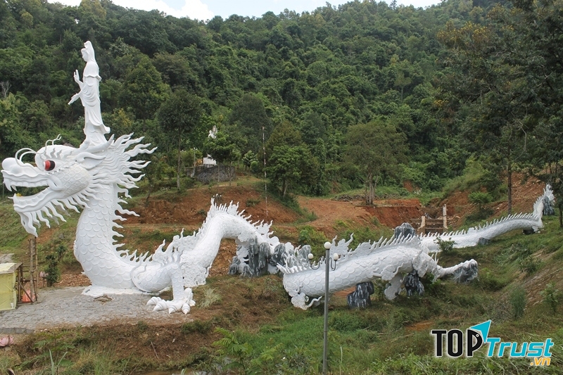 Hậu viên sau chùa Linh Phú