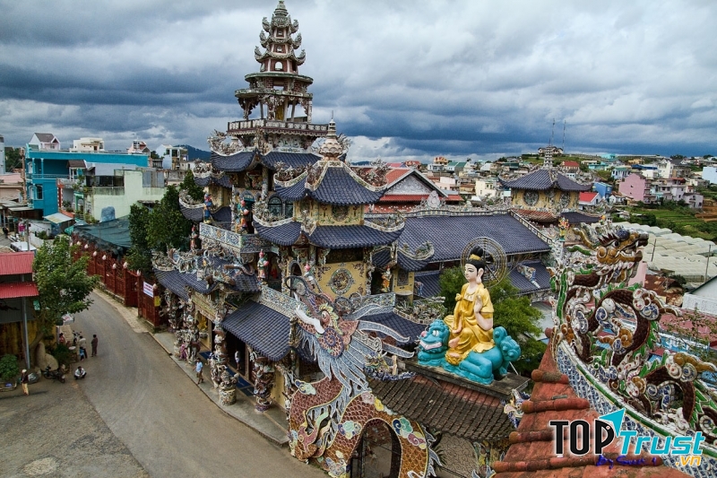 Ngôi chùa độc đáo với tòa tháp cao 7 tầng