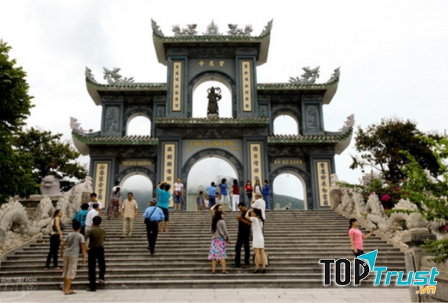 Một lối lên chùa Linh Ứng