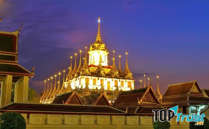 Chùa Loha Prasat là công trình cao 36m có 37 ngọn tháp bằng kim loại tượng trưng cho 37 đức tính hướng tới sự giác ngộ