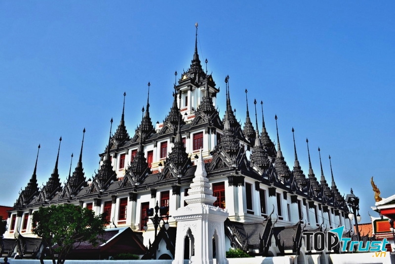 Chùa Loha Prasat tọa lạc trên đường Maha Chai, thuộc quận Phra Nakhon và cũng là một ngôi chùa độc đáo tại Thái Lan