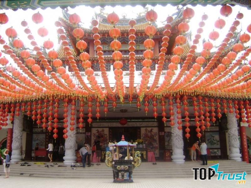 Chùa là địa chỉ tâm linh của cộng đồng người Hoa và cả người Việt tìm đến cầu nguyện mỗi ngày.