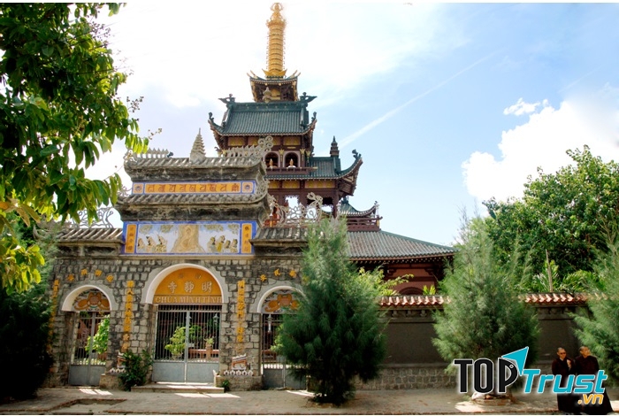 Khung cảnh trước chùa.