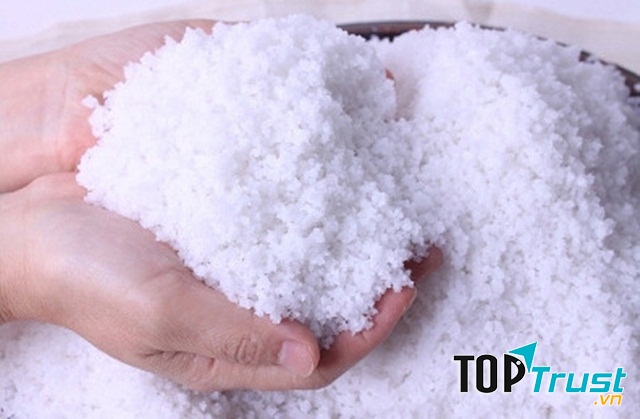Với tác dụng sát khuẩn, sát trùng của muối biển, đây được xem là một vị cứu tinh cho những bệnh nhân bị căn bệnh nấm móng