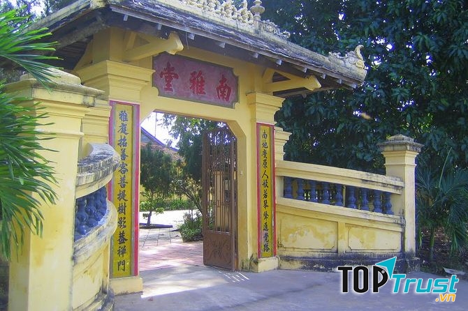 Cổng vào chùa Nhã Nam