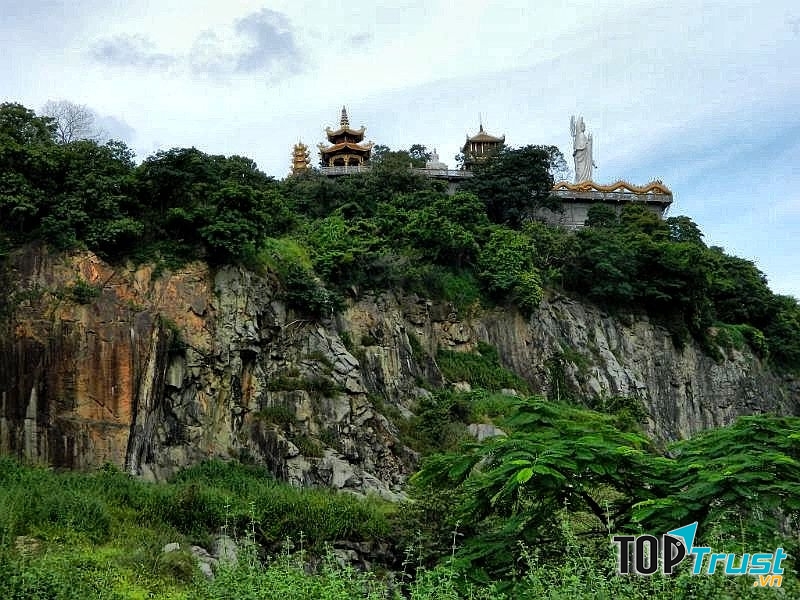 Chùa còn thu hút với nét phong cảnh hữu tình, không khí mát mẻ và tấp nập du khách hành hương