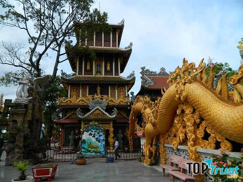 Chùa núi Châu Thới được xây dựng vào thế kỷ 17, nổi bật với quần thể kiến trúc đa dạng, hoàng tráng