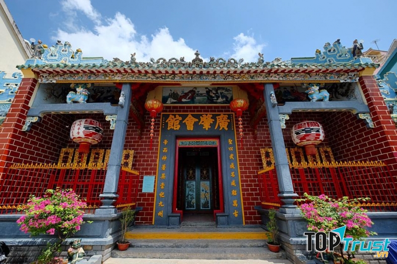 Chùa Ông còn có tên là Quảng Triệu Hội Quán