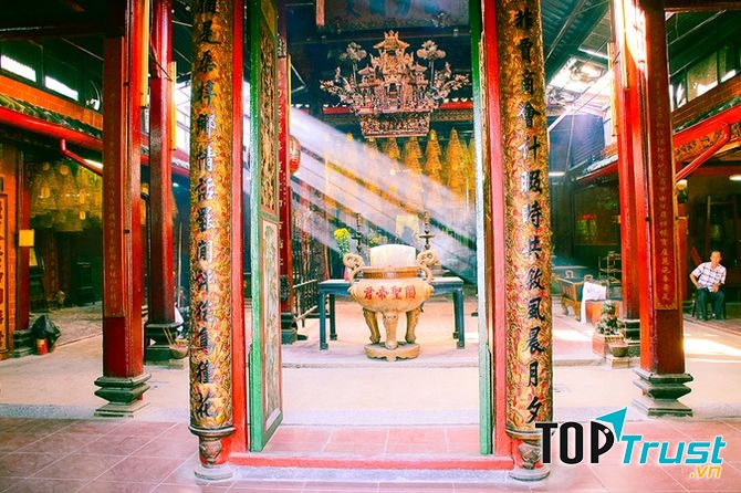 Không gian bên trong chùa Ông