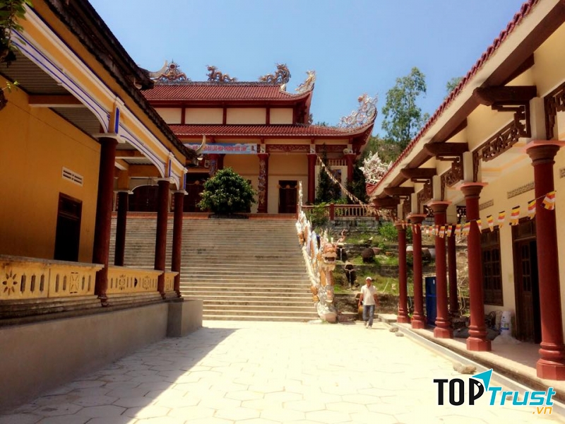 Khuôn viên trong chùa