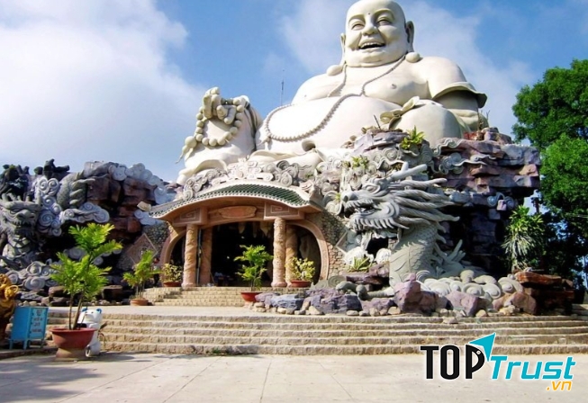 Tượng di lặc trên Chùa Phật Lớn - An Giang