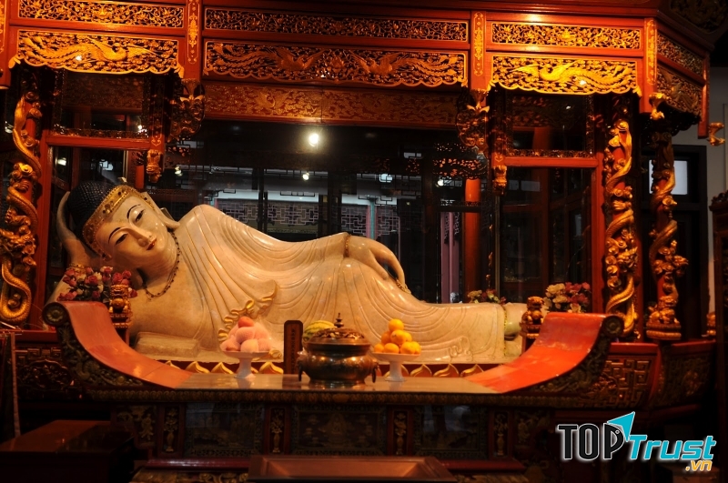 Bên trong chùa Phật Ngọc Thượng Hải