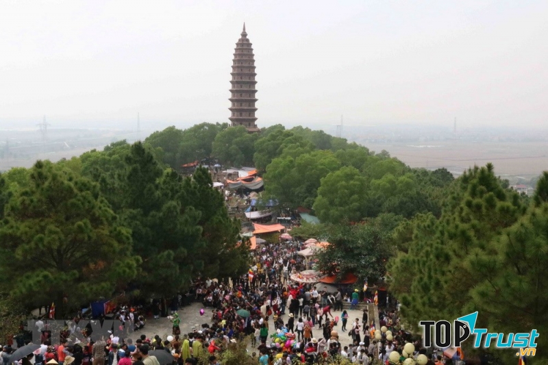 Người dân đổ về lễ chùa đầu năm