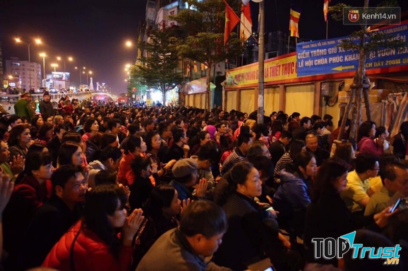 Người dân xếp hàng chật kín trên vỉa hè cầu may, lễ Phật, hái lộc đêm giao thừa tại chùa Phúc Khánh để dâng sao giải hạn