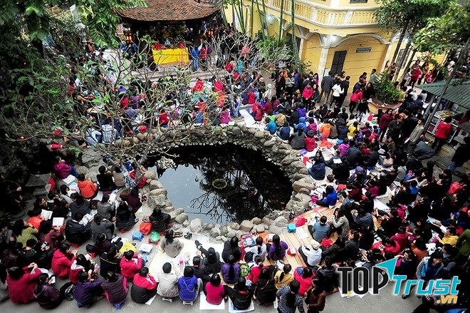 Người dân thập phương về dự lễ cầu an tại Chùa