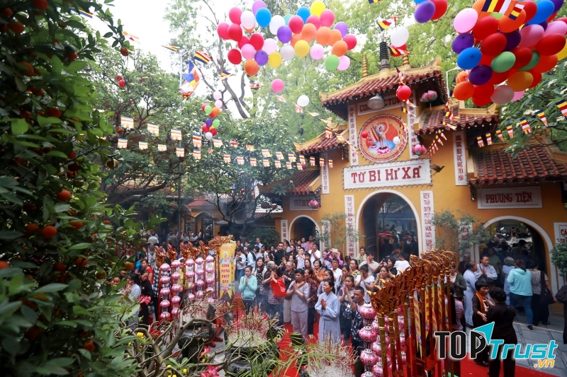 Đoàn người xếp hàng thực hiện nghi lễ và thành tâm lễ Phật tại chùa Quán Sứ