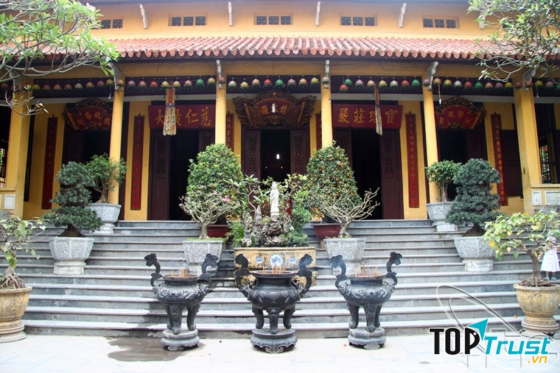 Chính điện Chùa Quán Sứ